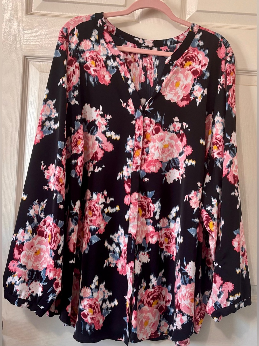 🖤🩷 Torrid Black and Pink Floral Top - Picture 7 of 12